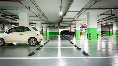 Hvilke faktorer bør vurderes når du installerer intelligente parkeringssystemer i store kjøpesent...